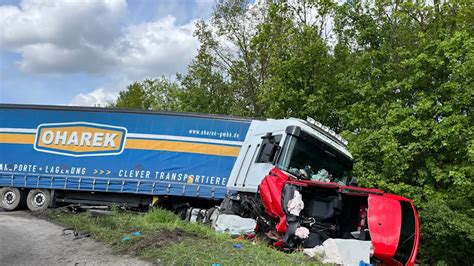 Śmiertelny wypadek na autostradzie A6 w Niemczech Ciężarówka przebiła