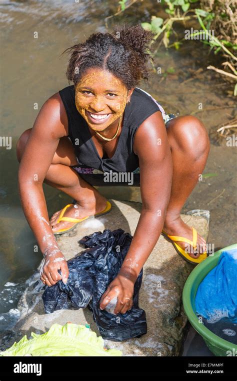 Washing Clothes In River Fotografías E Imágenes De Alta Resolución Alamy