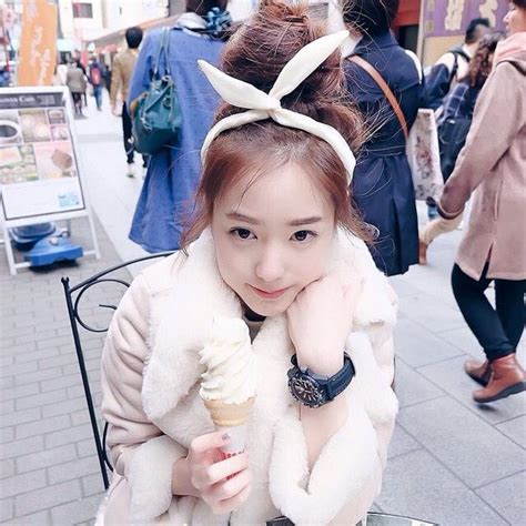 Ngất ngây với vẻ đáng yêu tưởng chết của hot girl Thái Lan tạo dáng trong khi ăn