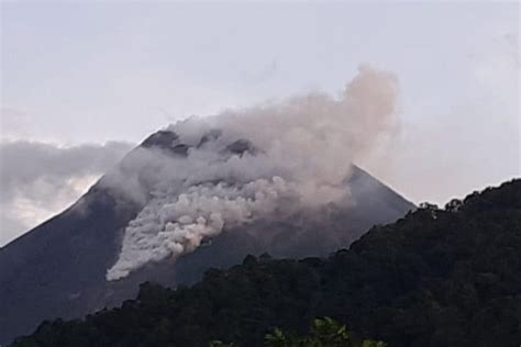 Gunung Merapi Keluarkan Awan Panas Guguran Sejauh Meter Portal