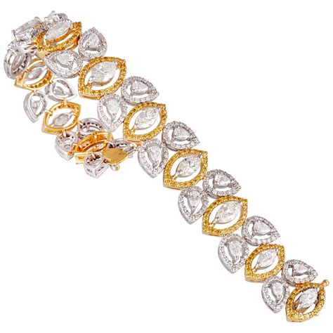 White Diamond 18 Karat Gold Emerald Bangle Bracelet For Sale At 1stdibs