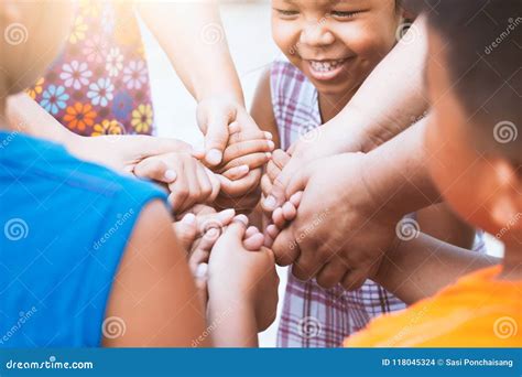 Enfants Et Parent Tenant Des Mains Et Jouant Ensemble Photo Stock