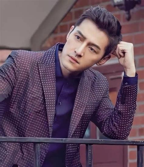 Tấm ảnh hot nhất MXH hiện nay Hồ Ca ngồi giữa rừng hoa Dương Mịch Angelababy đẹp đỉnh