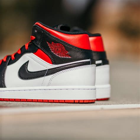 Gi Y Nike Air Jordan Mid Gym Red Black Toe Dq H Th Ng