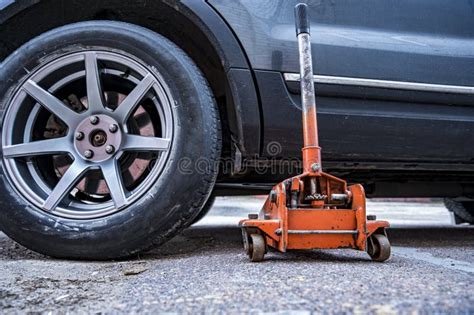 Hydraulic Car Jack Lift Car To Replace Punctured Tyre With Temporary