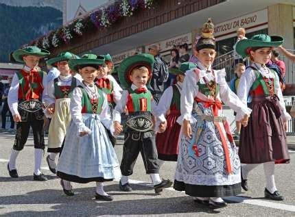 Festa Con Sfilata Di Costumi Della Val Gardena