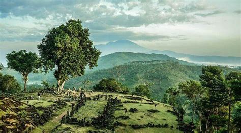 Gunung Padang Yang Berpotensi Jadi Piramida Tertua Di Dunia