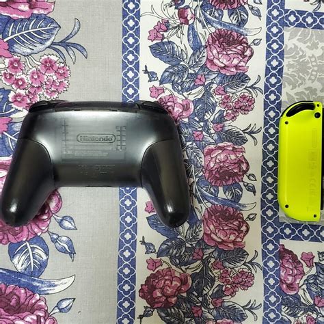 Nintendo Switch Pro Controller And Neon Green Right Joy Con Faulty 電子遊戲 遊戲機配件 手掣 Carousell