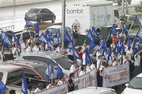 Pilotos De Copa Protestan En La Sede Del Mitradel Critica