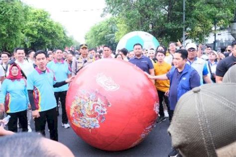 Trophy Tour Experience Piala Dunia U17 2023 Gelindingkan Bola Besar