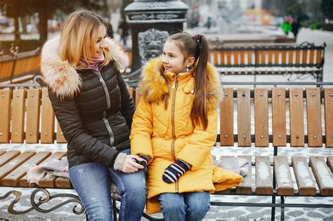 Mère Avec Fille Dans Un Parc Photo Gratuite