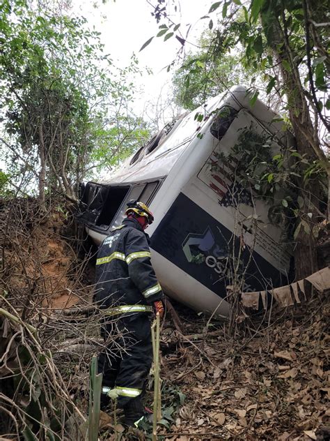 Nibus Cai Em Ribanceira Durante Acidente Grave Na Br Em Periquito