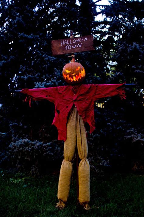 21 Incredibly Creepy Outdoor Decorating Ideas For Halloween