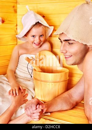 Glückliche Familie mit Kind entspannende Sauna Stockfotografie Alamy