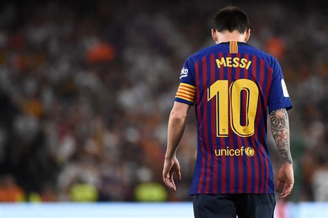 Fc Barcelone Lionel Messi Bless L Entra Nement Et Forfait Pour La