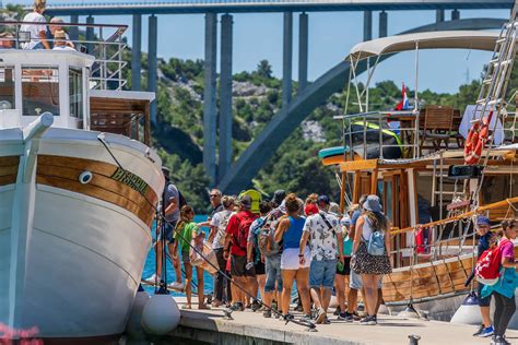 Galerija slika FOTO Skradin je živnuo Turisti uživaju u ljepotama