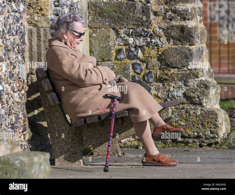 Vieille Femme Assise Sur Un Banc De Parc Banque De Photographies Et D