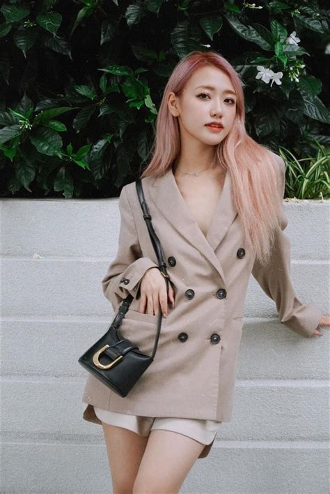 Bất ngờ về Việt Nam hot girl Phoanh Charmmie khoe hình ảnh xinh đẹp nóng bỏng khiến cộng đồng