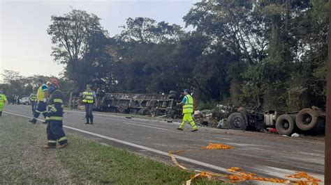 Acidente Entre Dois Caminh Es Mata Motorista E Interdita Trecho Da