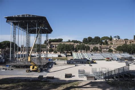 Roma L Allestimento Al Circo Massimo Per Il Concerto Di David Gilmour