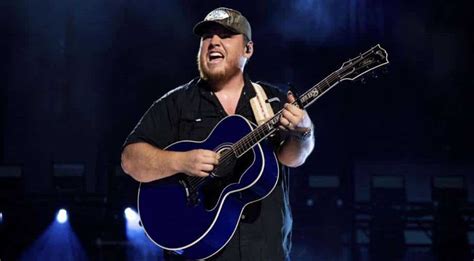 Luke Combs Sings For Fans Despite Having Vocal Issues Gives Refund To