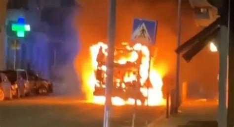 Roma Autobus In Fiamme A Piazza Irnerio Abbiamo Sentito Due Boati