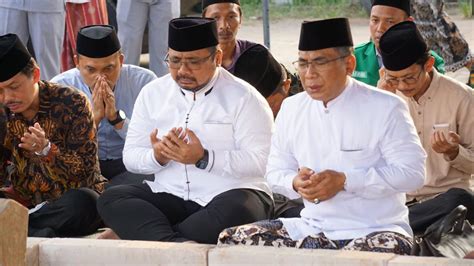 Gus Yahya Ziarah Ke Makam Kiai Dimyati Rois