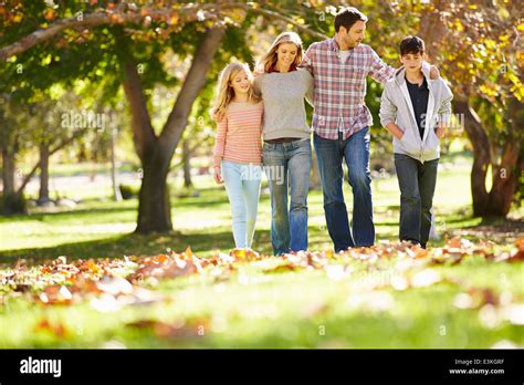 Familia Paseando Fotografías E Imágenes De Alta Resolución Alamy