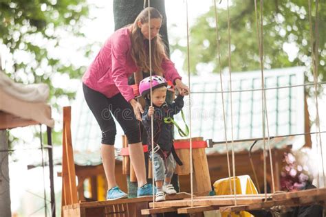 Le Parcours Du Combattant En Parc D Aventure Photo Stock Image Du