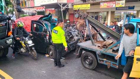 Mobil Pikap Menabrak Truk Satu Orang Tewas