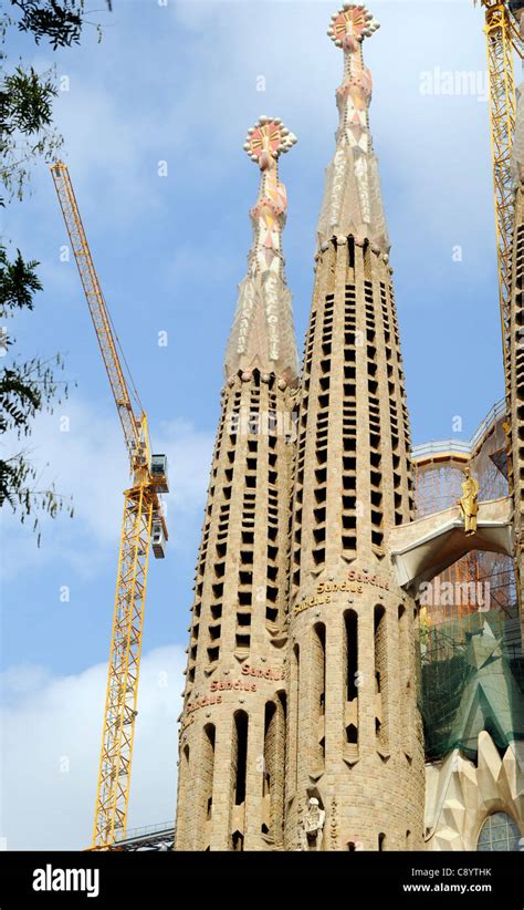 Passion Facade Towers Bas Lica Y Templo Expiatorio De La Sagrada