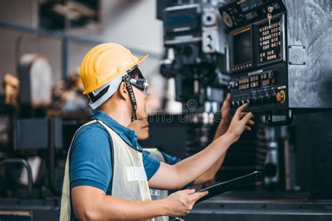 Ingeniero Y Personal Asiático O Trabajador Industrial Máquina De