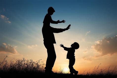 Silueta de pai jogando filho no céu pai e filho no fundo do pôr do sol