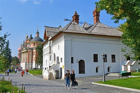 Moscú Rusia 01 de septiembre de 2018 Gente caminando en el parque