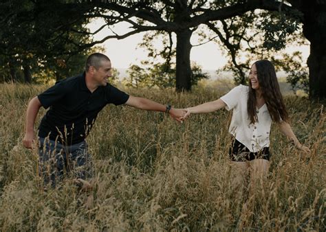 Dreamy Geneseo Engagement Shoot - emilywatkinsphoto.com