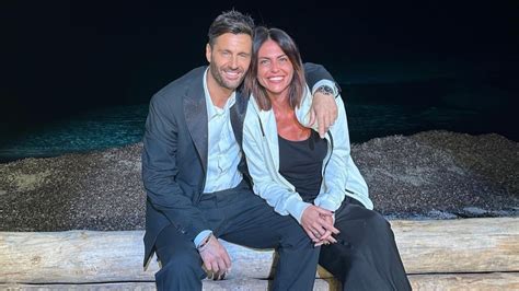 Filippo Bisciglia e Pamela Camassa insieme davanti al falò di