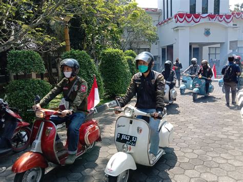 Keren Kirab Vespa Antique Club Cimahi Meriahkan Hut Ri Ke 76