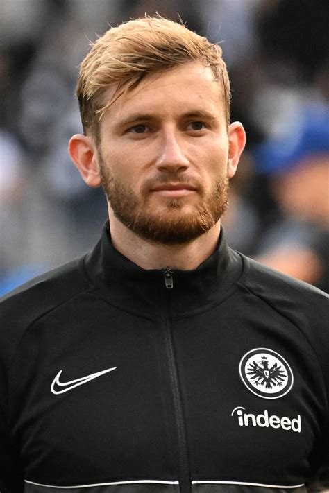 Bild Zu Eintracht Frankfurt Abwehrspieler Christopher Lenz F Llt Aus