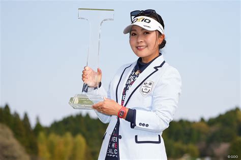 青木瀬令奈が4打差逆転v 上田桃子はバックナインで失速3位 ゴルフ スポーツブル スポブル