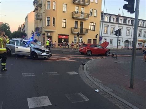 Nowa S L Wypadek Na Skrzy Owaniu Kobieta Nie Zatrzyma A Si Przed