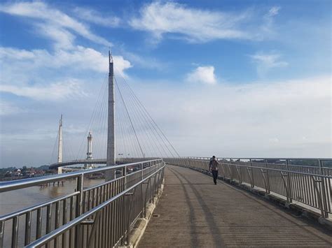 Jembatan Pedestrian Gentala Arasy Jambi Indonesia Review