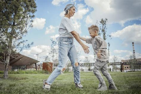 Mum Novo Que Gerencie Ao Redor Girando Seu Filho No Parque