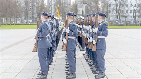 Berlin Kein Blinder Gehorsam An Welche Befehle Bundeswehrsoldaten