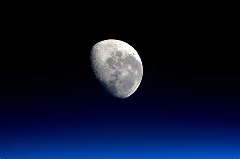 Space in Images - 2016 - 04 - Moonset