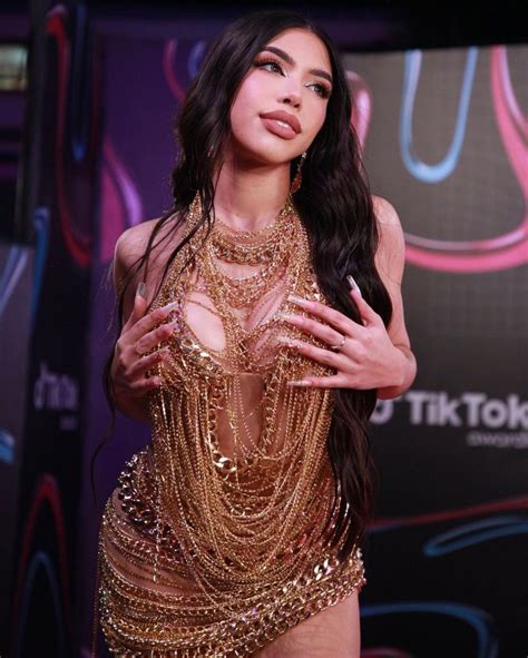 Yeri Mua Brilla Con Su Vestido Y Escotazo En Los Tiktok Awards 2023