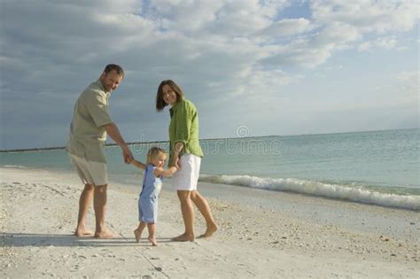 Familia Que Recorre En La Playa Foto De Archivo Imagen De Padre