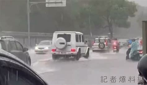 午後雨彈來襲！台南馬路水淹成河 永康區積水深達半個輪胎高