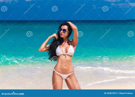 Sch Ner Brunette Im Wei En Bikini Auf Einem Tropischen Strand Stockbild