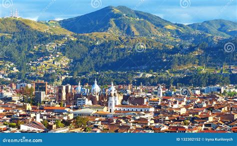 Vista Panor Mica De La Ciudad Cuenca Y Nuevo Cthedral Ecuador Foto De