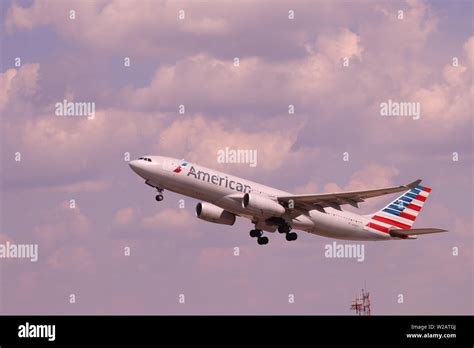 American Airlines planes taking off at CLT, Charlotte Douglas ...